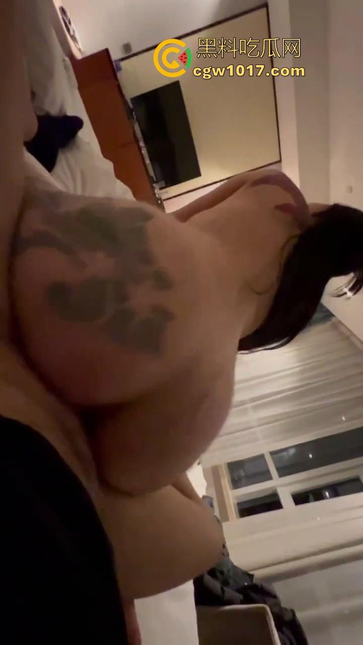 又是羡慕精神小伙的一天！酒店大战满背符骚逼，超爽两男一女3P，这花屁股纹身看着很带感，操起来也很爽呀！-6