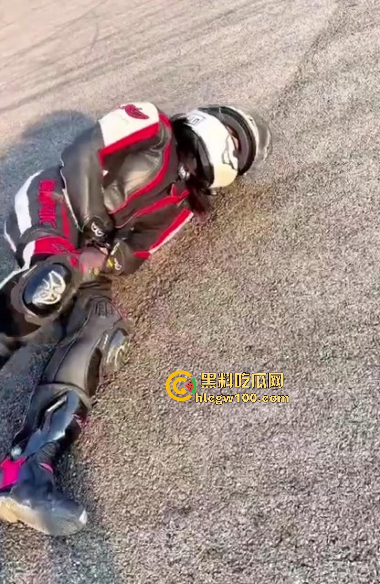 炫技不成逼先疼，女骑士摩托翘头秀失败，结果硬生生撞到小逼痛苦到变形，满脸写着作死的代价！-1