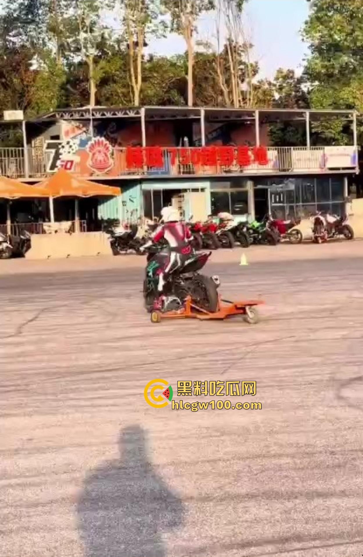 炫技不成逼先疼，女骑士摩托翘头秀失败，结果硬生生撞到小逼痛苦到变形，满脸写着作死的代价！-3