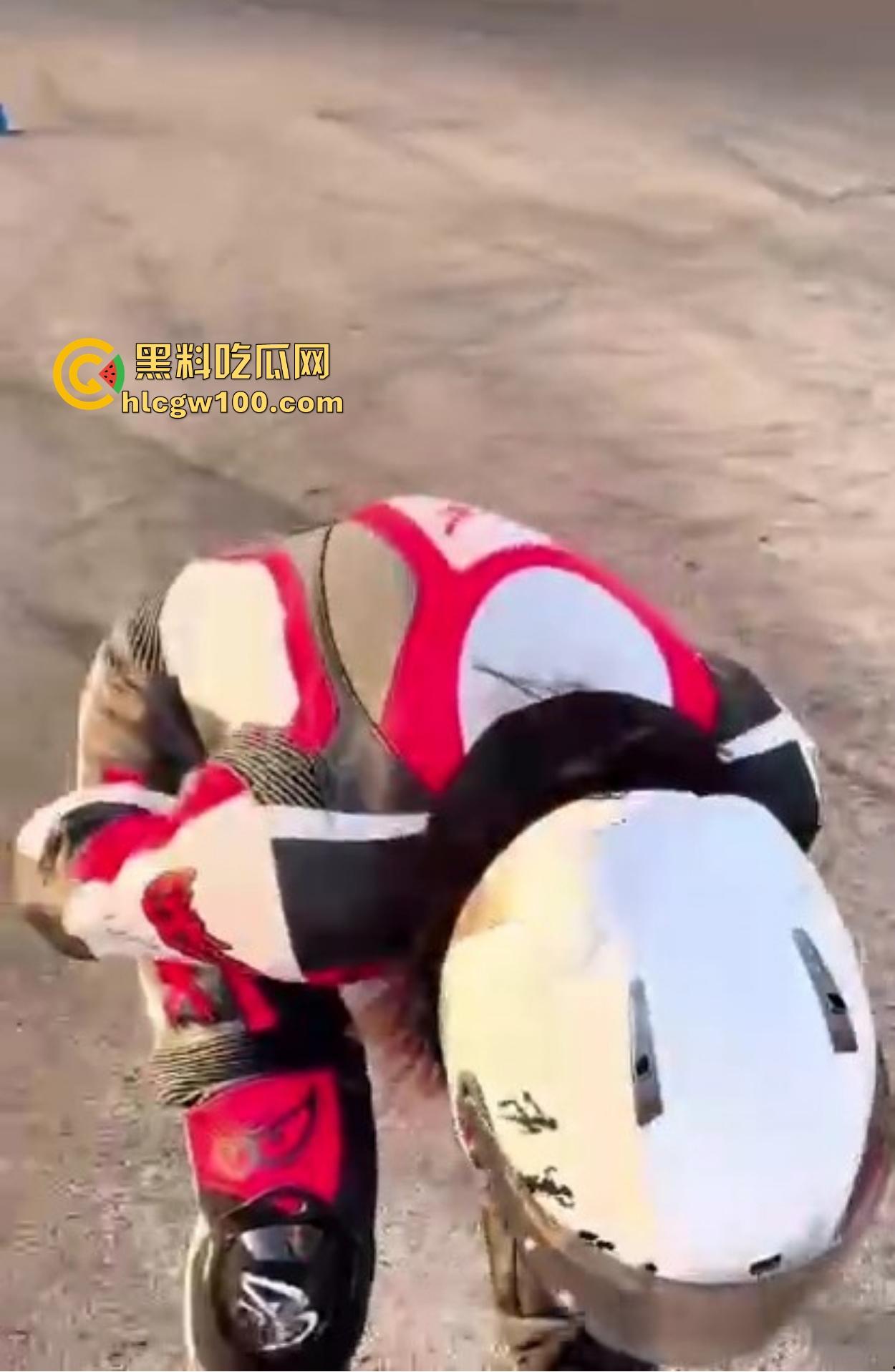 炫技不成逼先疼，女骑士摩托翘头秀失败，结果硬生生撞到小逼痛苦到变形，满脸写着作死的代价！-8