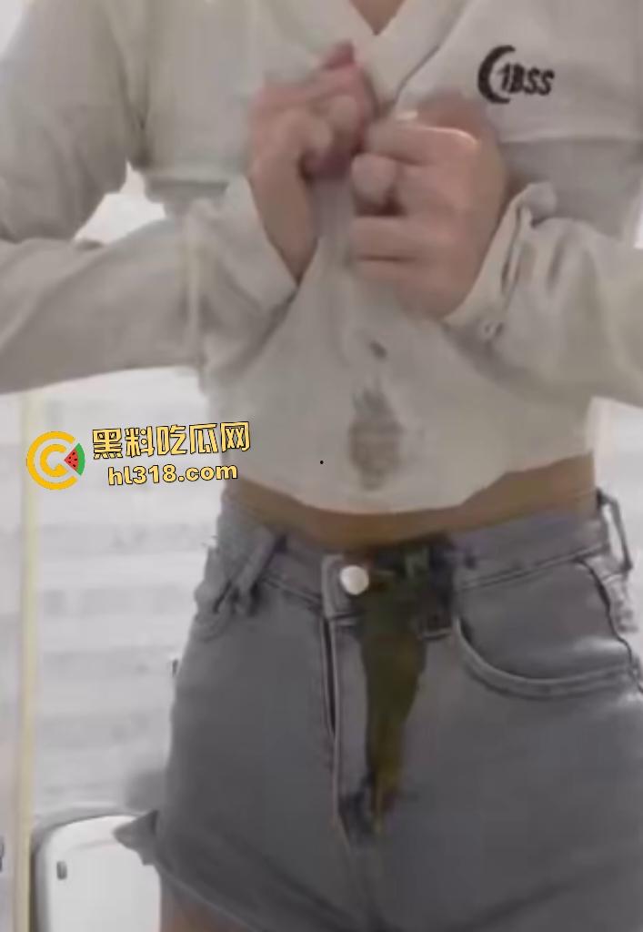 大奶女仗着自己奶子大用巨乳夹鸡蛋，夹扁的鸡蛋汁液直接从奶子里流出来，浪费粮食引发公愤！-1