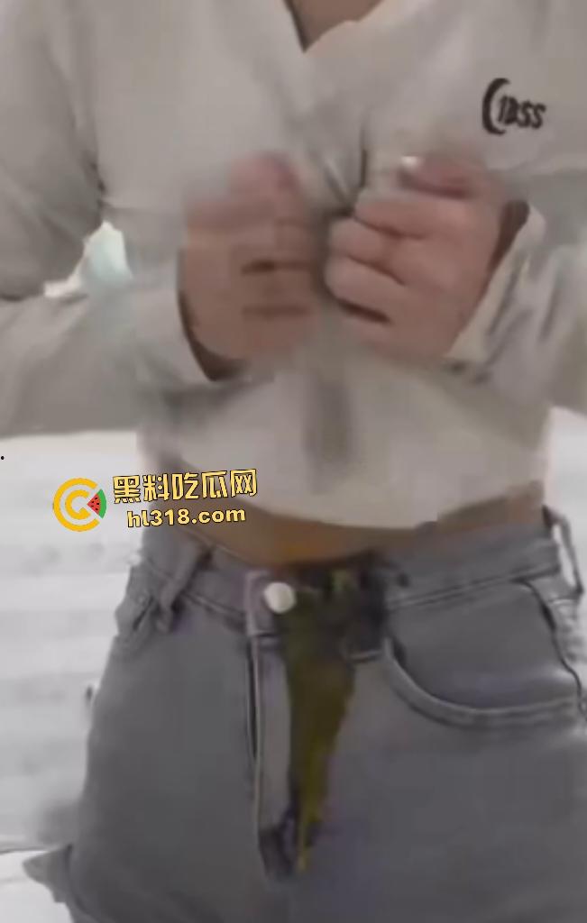 大奶女仗着自己奶子大用巨乳夹鸡蛋，夹扁的鸡蛋汁液直接从奶子里流出来，浪费粮食引发公愤！-8