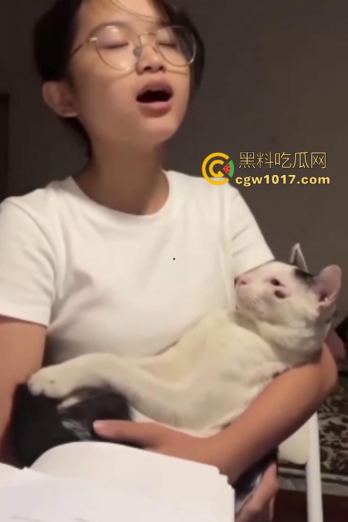 眼镜精神小妹抱猫唱歌难听，猫猫头听不下去直接咬胸部，咬的妹子说“what the fuck”，这猫也是个老吃家了！-2