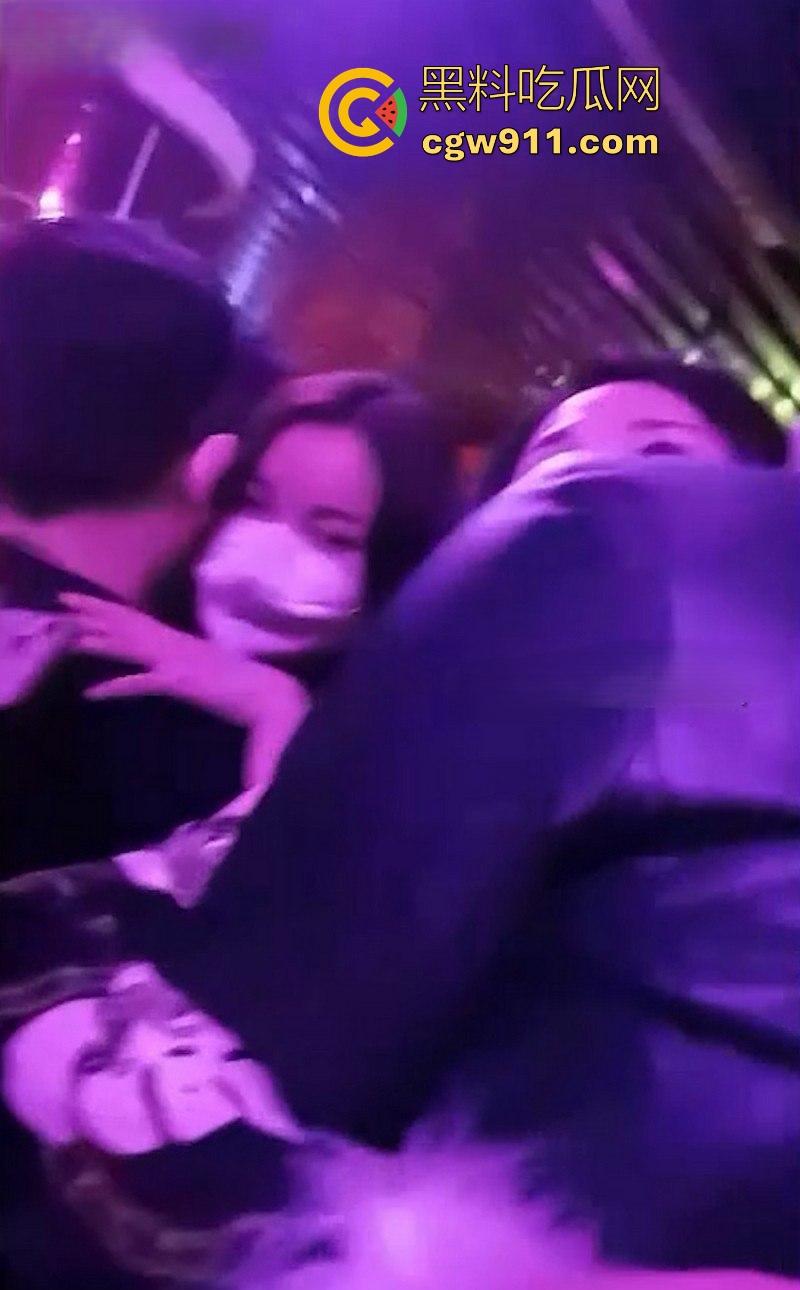 重庆砂舞厅淫乱偷拍！上百妹子紧身裙摇臀等挑，高颜值御姐少妇应有尽有，昏黄灯下抓奶接吻6分钟狂欢！-1