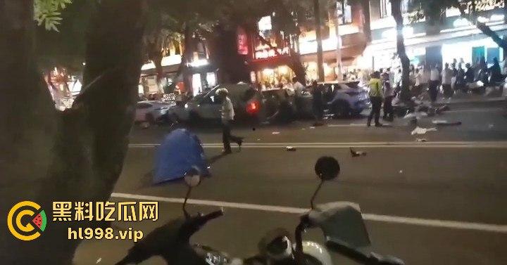 福州惊现比亚迪元怼威马，乘客嘴贱把司机吵崩溃，硬是要带人一起见阎王！-9