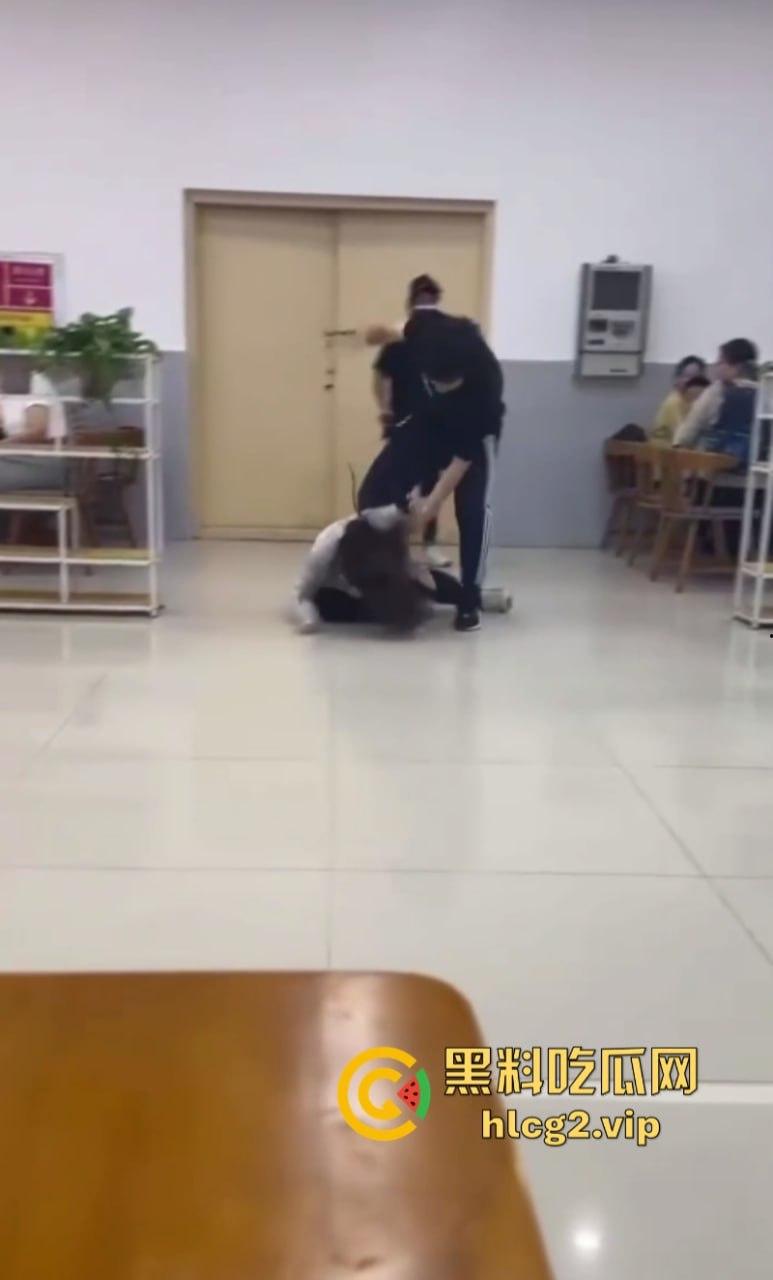 江苏师范大学小仙女食堂拿纸占位置被男生连环拳暴打 结果小仙女竟被保研!-6