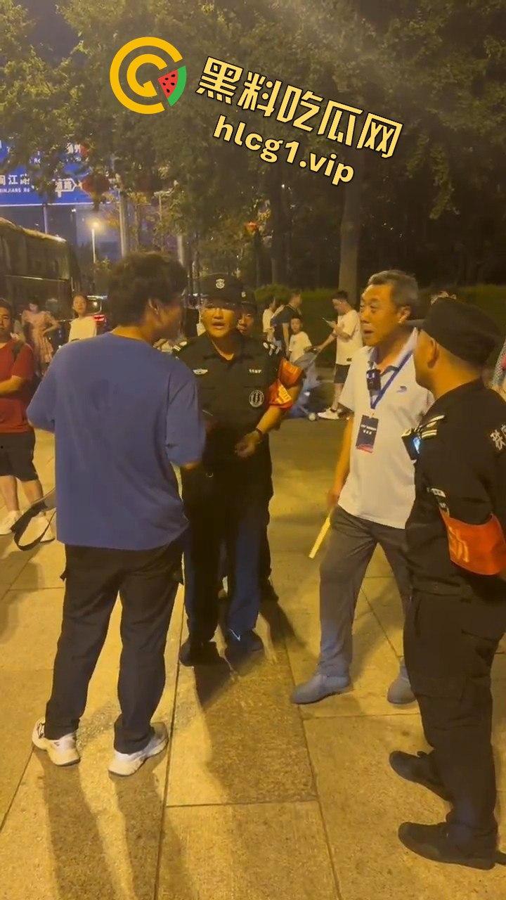 青岛大学生卖玩具惨遭驱赶！路人劝架竟让老头洋洋得意-5