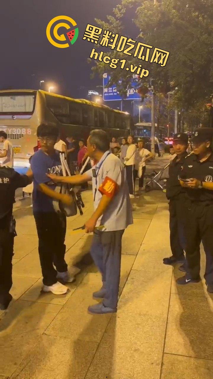 青岛大学生卖玩具惨遭驱赶！路人劝架竟让老头洋洋得意-9