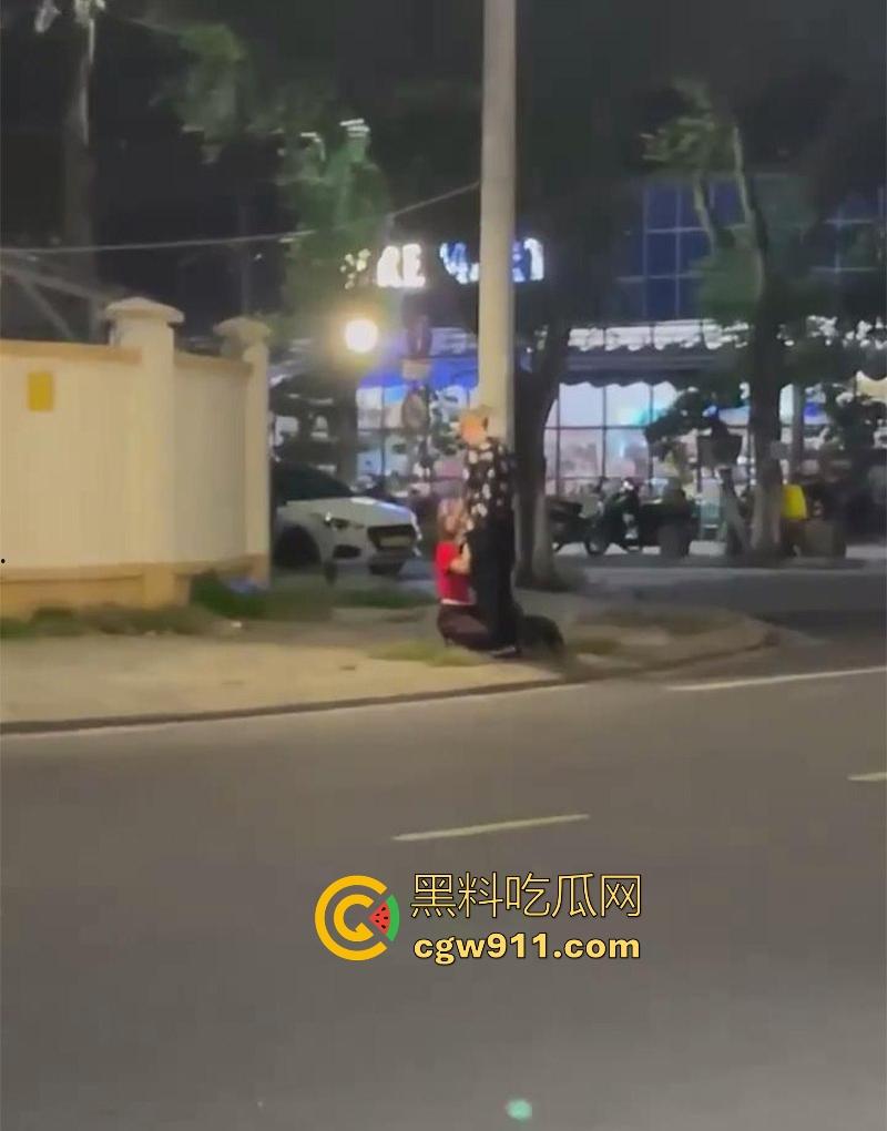 越南岘港街头，深夜惊现野战男女，金发女子大胆尝试当街跪舔黄毛大屌，连撸带吸玩深喉，真会玩 ！-5