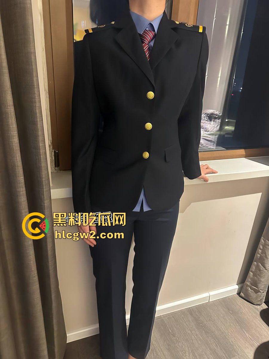 白天高铁端庄女神服务乘客，晚上骚浪跪舔肉棒服务金主 『朱筱盈』制服下是个淫娃，伺候金主比狗还敬业！-12