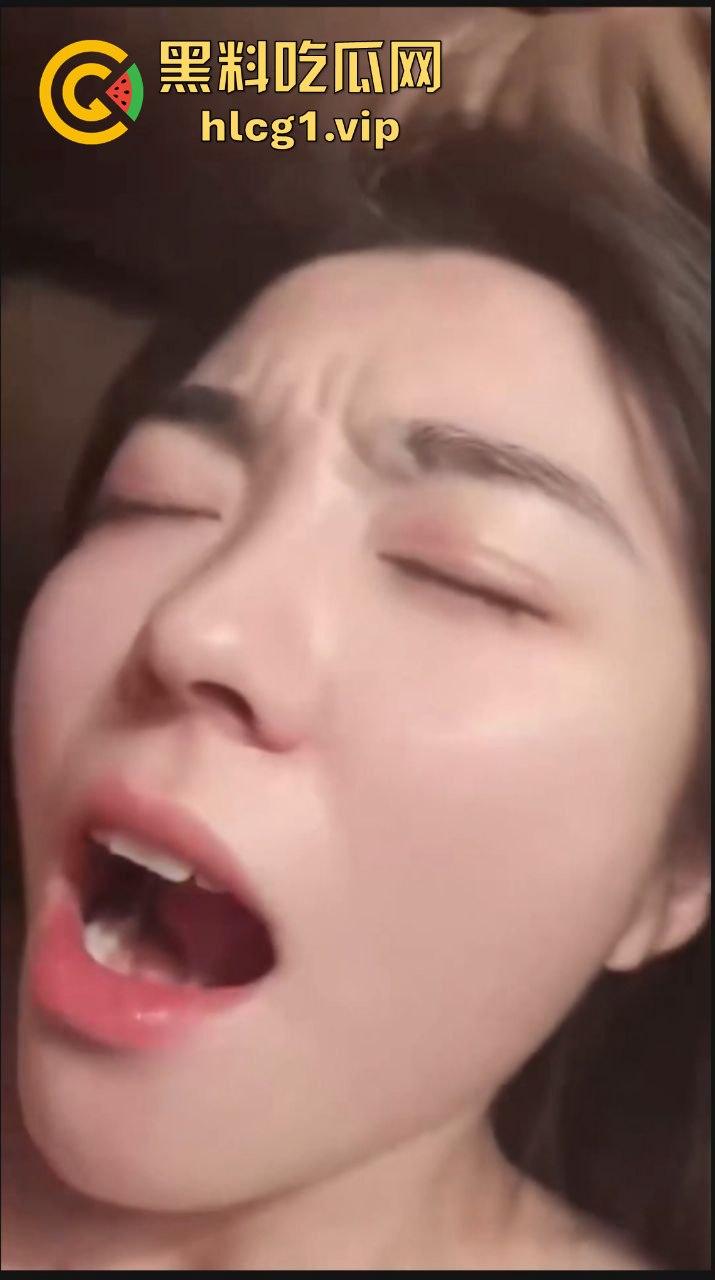 清纯外表骗了谁？大学城带回的妹子变身骚母狗，吃精喝尿淫叫样样会！-3