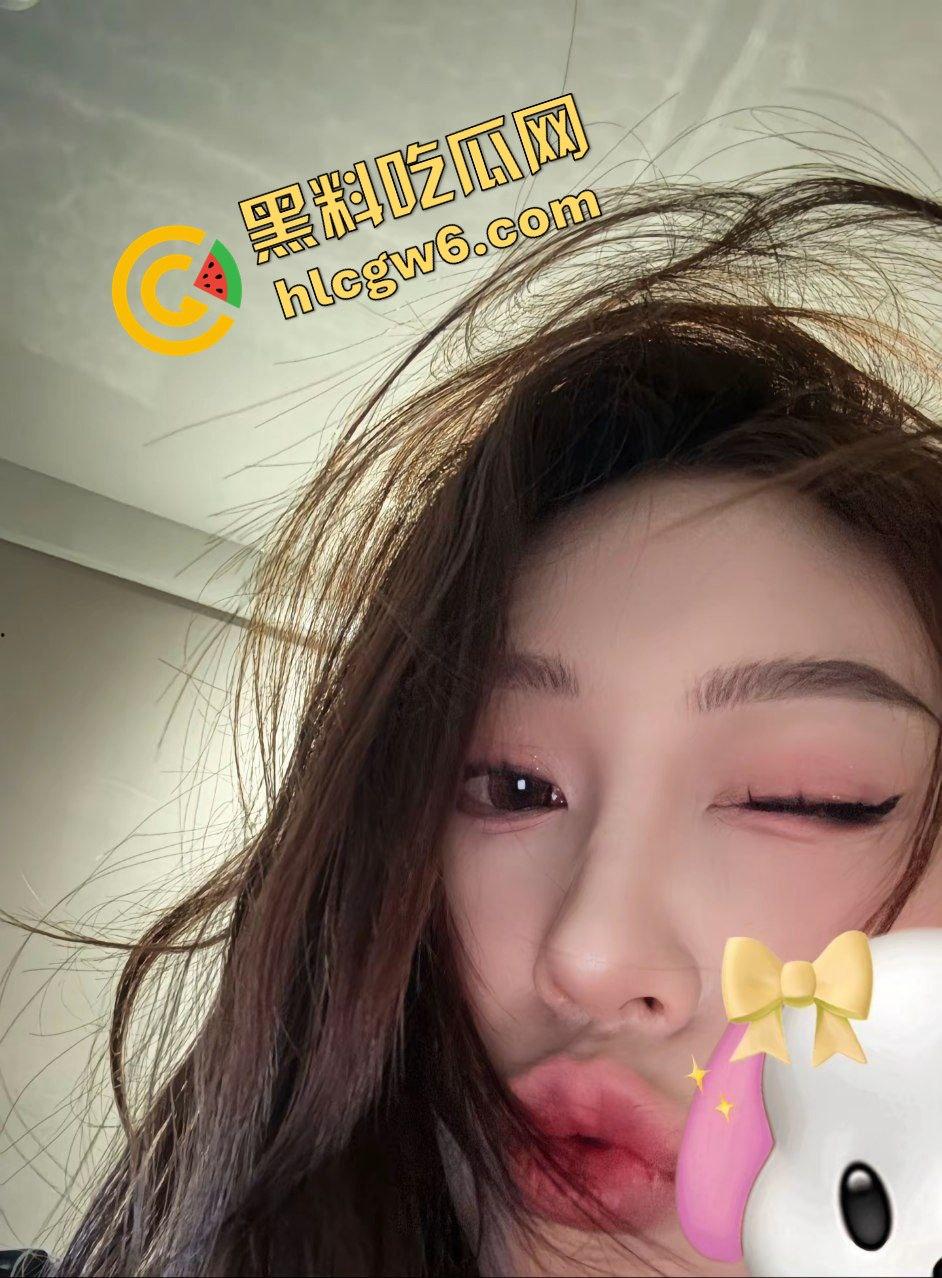 江西贵溪反差婊贱母狗人妻『夏妍熙』偷情老王酒店激情做爱 显眼大雷诱眼猛插骚逼！原创流出！-6