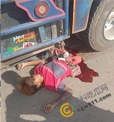 惨烈车祸现场，精神小伙骑车飙出火葬场悲剧！鲜血肠子满地，围观群众震惊想吐，惨不忍睹！-5