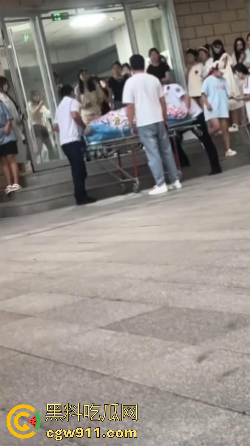 甘肃农业职业技术学院，女大学生宿舍分娩，遭大出血以及送医，做爱欢乐多，生子险送命啊！-6