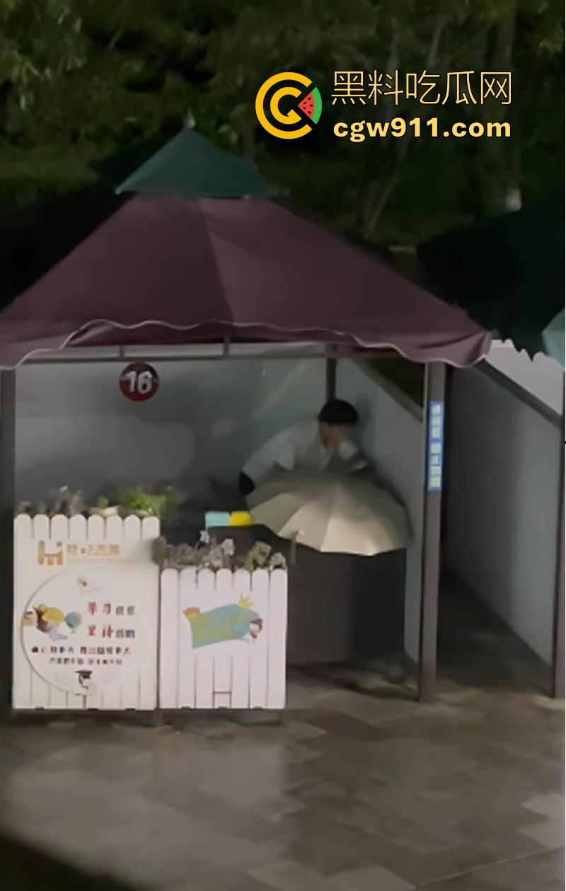 昆明城市学院小情侣户外激情野战，狗男女欲火焚身当众口交骑乘性爱，无惧过往同学，小情侣太会玩了！-5