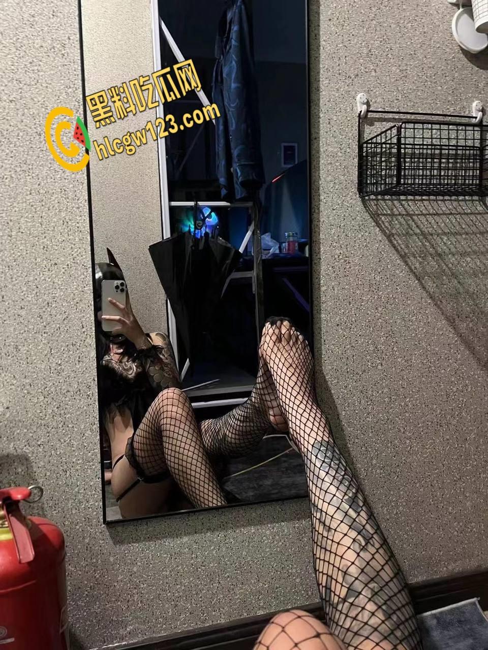 高颜值女大学生【陈思琪】，淫纹黑丝诱惑，粉嫩骚穴菊花被舔爆，轮番后入内射尖叫！-4