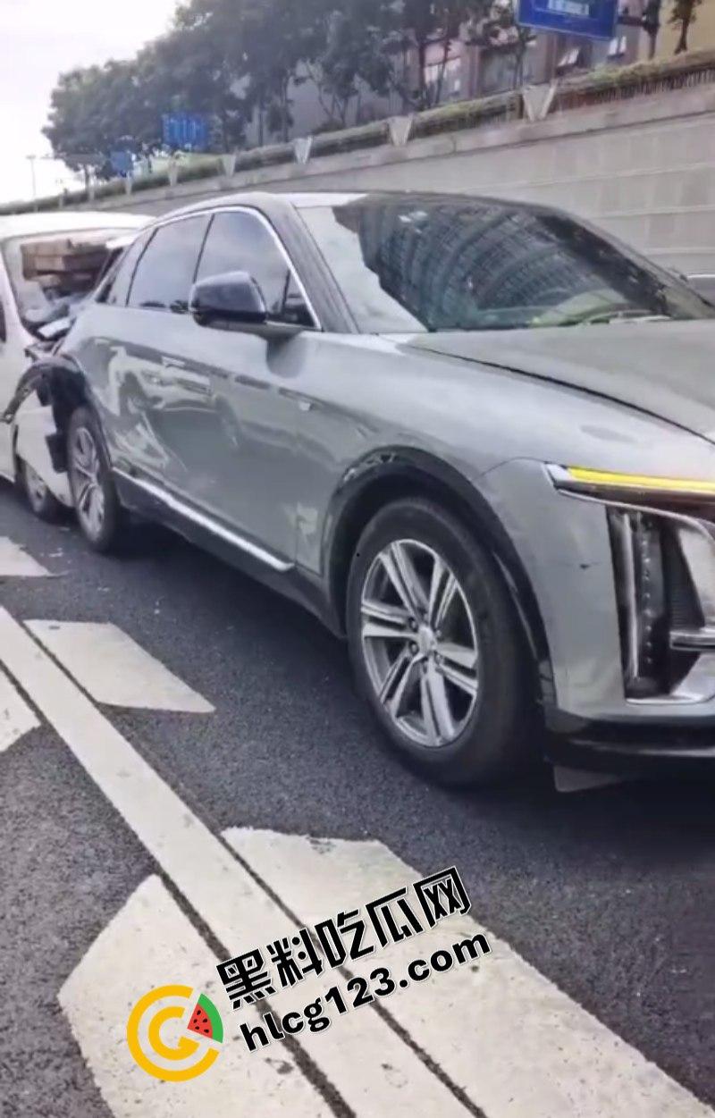 太惨了！面包车“人货混装”追尾，副驾驶女人没了！-7