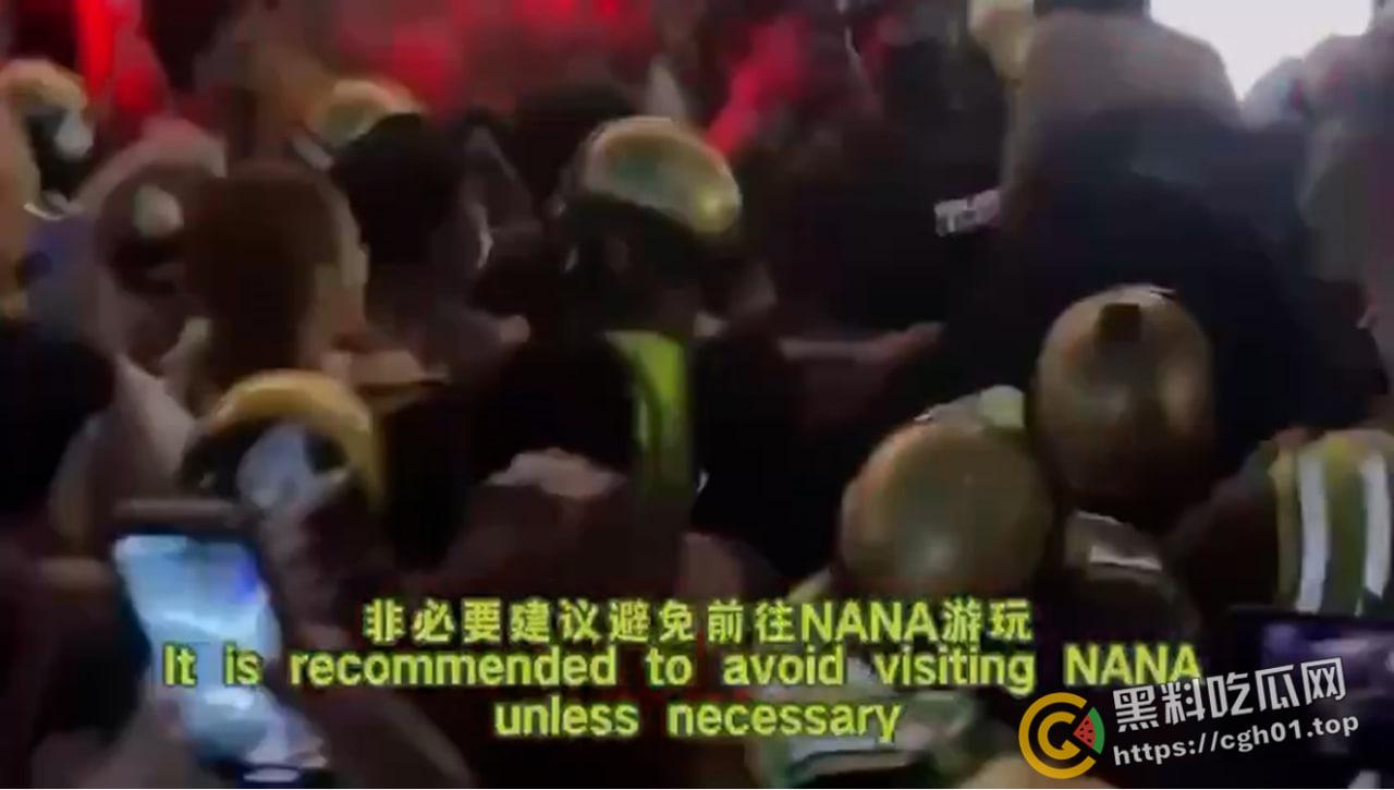 泰国爆发泰菲人妖大战!警察都拦不住 打到屌和奶子都乱飞 最后泰国人妖大胜 现场视频曝光-4