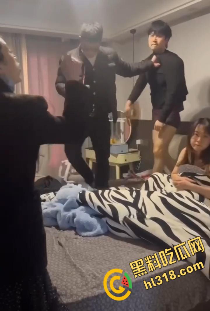 浙江苍南音乐老师【洪冬暖】，出轨肌肉猛男被抓，原配带队酒店掀翻床戏，对白暴揍场面超燃！-10