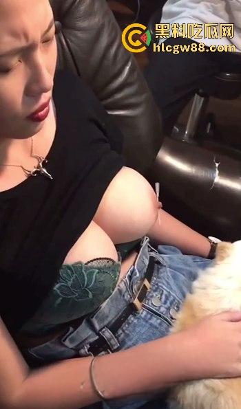 柳州精神小妹直播打乳环，大白奶挂铃铛淡定自若，SM调教系狗绳，这奶白花花真会玩！-11