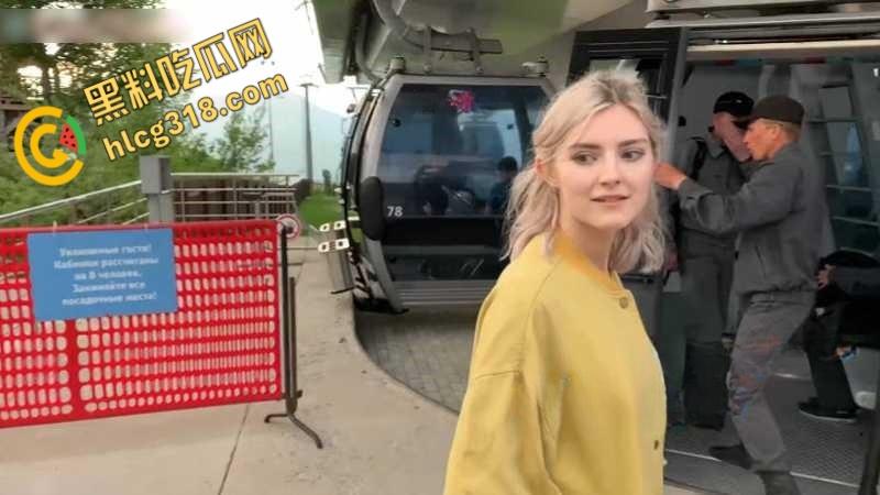 俄罗斯高颜值嫩模【Eva Elfie】，缆车上寂寞发骚，小手捧着肉棒用舌头深情的舔着，谁不想要个这样的女友 ！-2