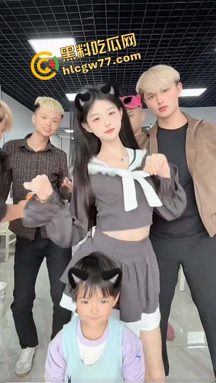 抖音清纯网红【诗颖】彻底崩了，拍视频是假，酒店趴体被精神小黄毛操成狗才是真！-10