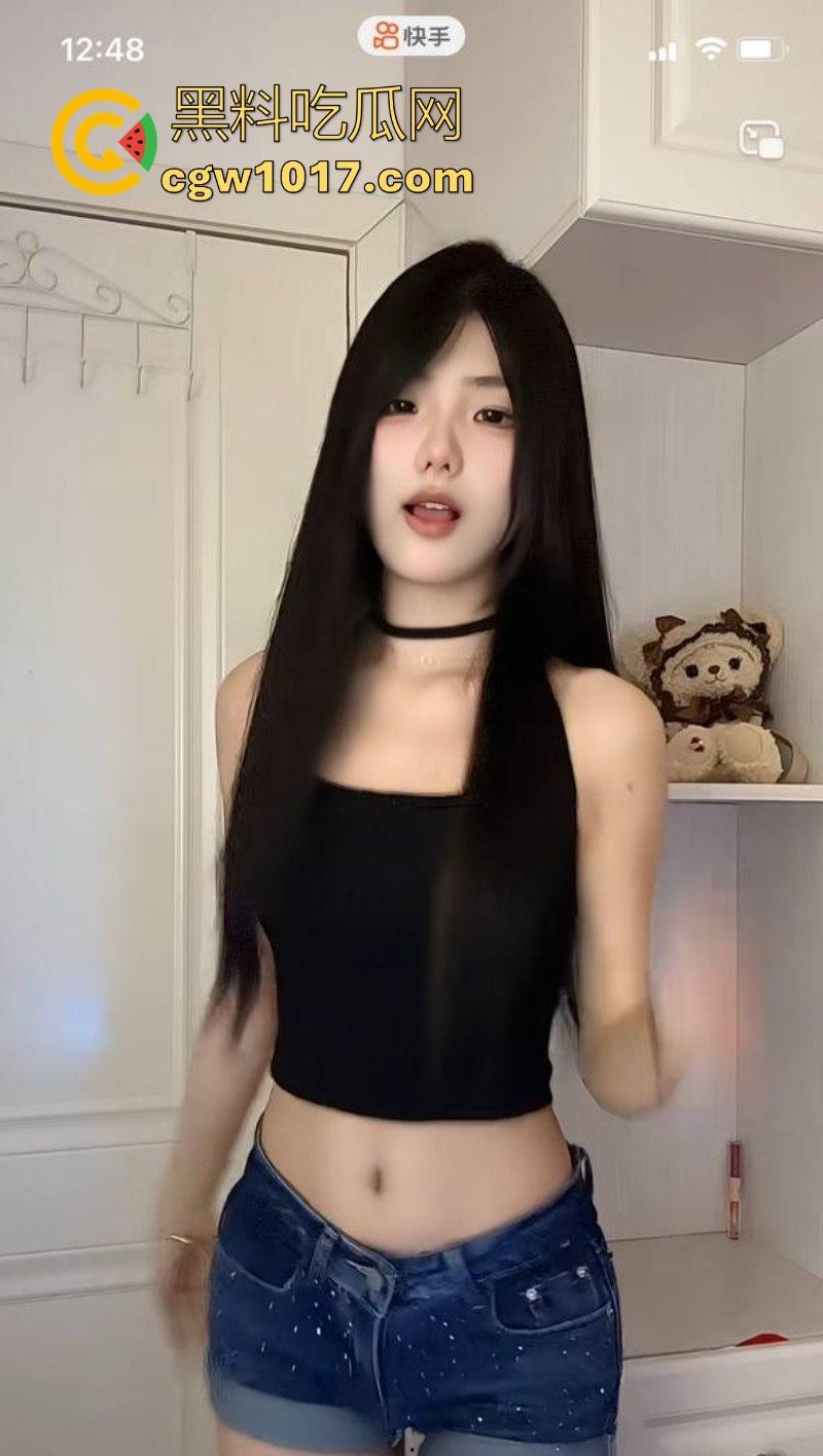 快手可爱网红【酱酱】榜一福利私拍流出，重金下的骚逼模样，吊带白丝紧裹美腿，扭腰摆臀骚舞，很诱惑！-5