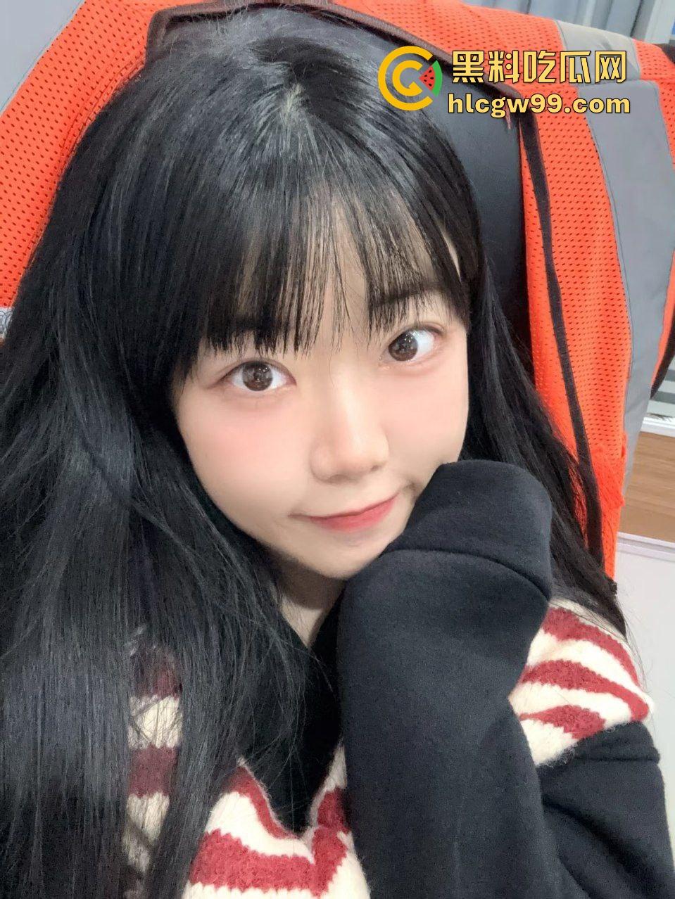 湖南外贸职业反差母狗【杨雨欣】偷拍全程记录女生宿舍换衣，床帘内露奶自慰淫荡又刺激！-2