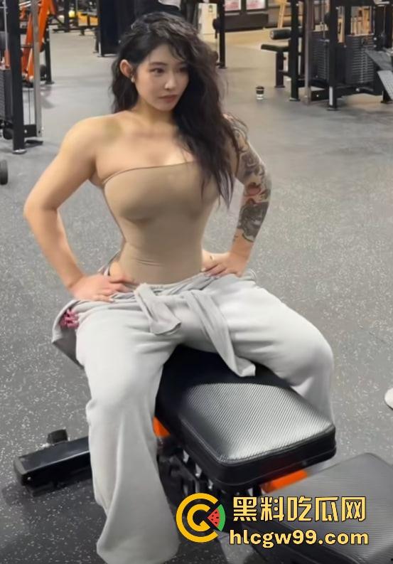 500万粉丝健身网红【宋昱欣】性爱抠逼视频流出，豪乳蜂腰翘臀第二弹，纹身实锤本人，健身是为了下海！-8