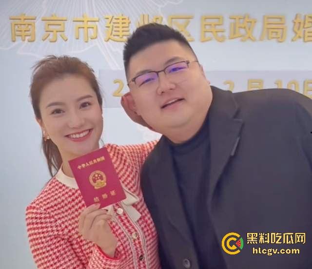 抖音千万粉网红【猴哥说车】疑似婚变!媳妇何钰欣爆8个月没回家,空姐床照黑历史被扒出!-15