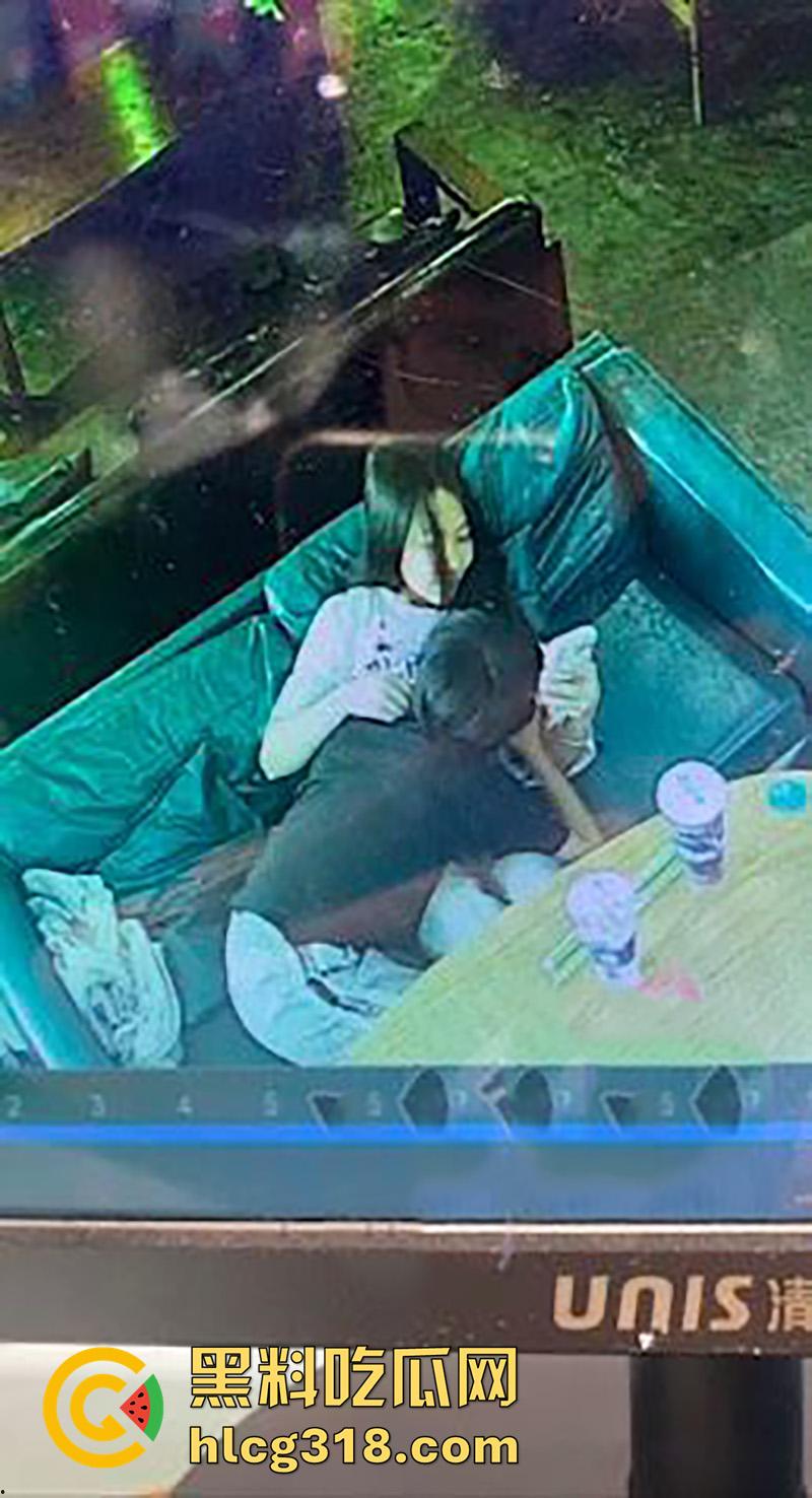 奶茶店偷情玩的就是刺激！广西玉林仙尼奶茶店，高冷校花女神【孙晓慧】，竟给陌生男子口交被曝光！-5