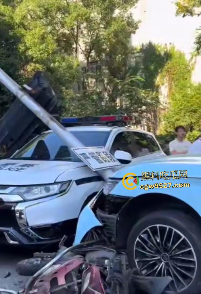 湖南衡阳红湘路口惊魂车祸！男孩睡意昏沉撞断摩托手腿，还撞警车，可笑的是交警扶他到警务室又睡着了！-8