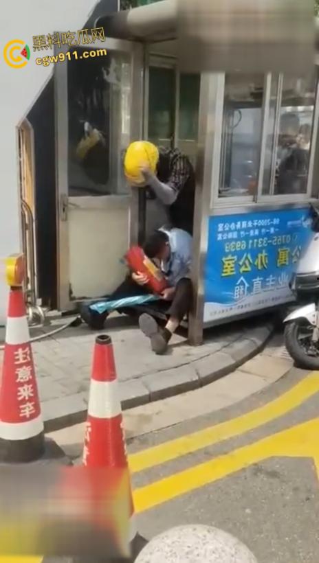 因电动车停放外卖员与保安发生口角，保安情绪失控，将外卖员王某拉扯倒地，未达轻微伤被行政拘留15日！-6