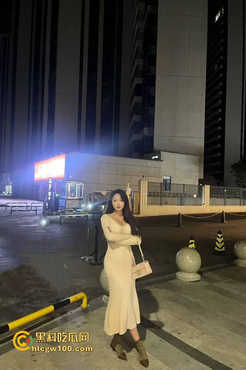 南京茶百道店长【李梅】夜晚跟老板玩激情车震,车上疯狂套弄,骚得像吸棒棒糖一样把老板爽翻!-1