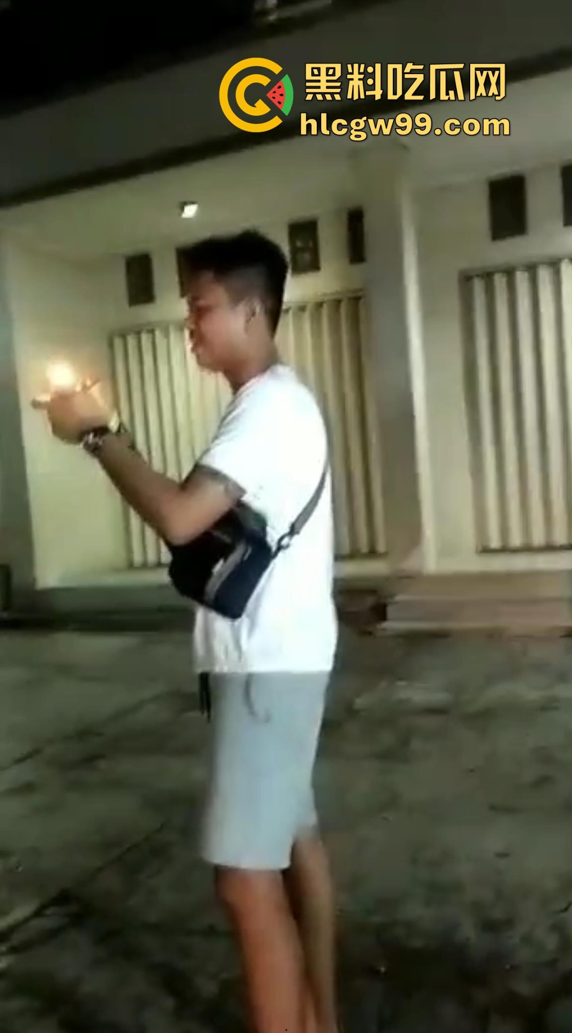 恐怖！烟花燃放失败案例又添一，这么大威力的你也敢手持呀！前面笑嘻嘻后面手都被炸烂。-1