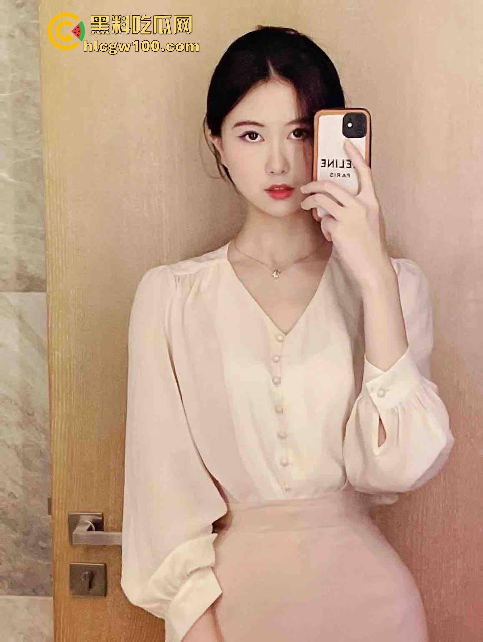 西安极品人妻【吴若曦】绿帽癖老公求单男3P，翘臀人妻百人斩目标，老婆被日老公撸到爽，骚到丧心病狂！-7