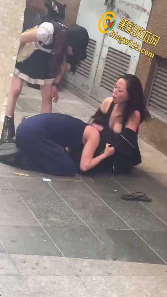 两集美醉酒后撒泼在大街上，撕扯露出大半个奶子，是提前商量好的还是不 小心的？-4