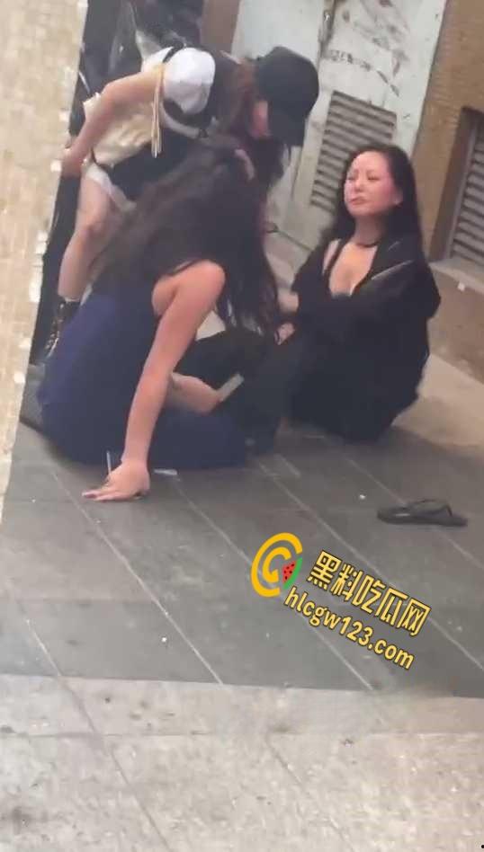 两集美醉酒后撒泼在大街上，撕扯露出大半个奶子，是提前商量好的还是不 小心的？-5