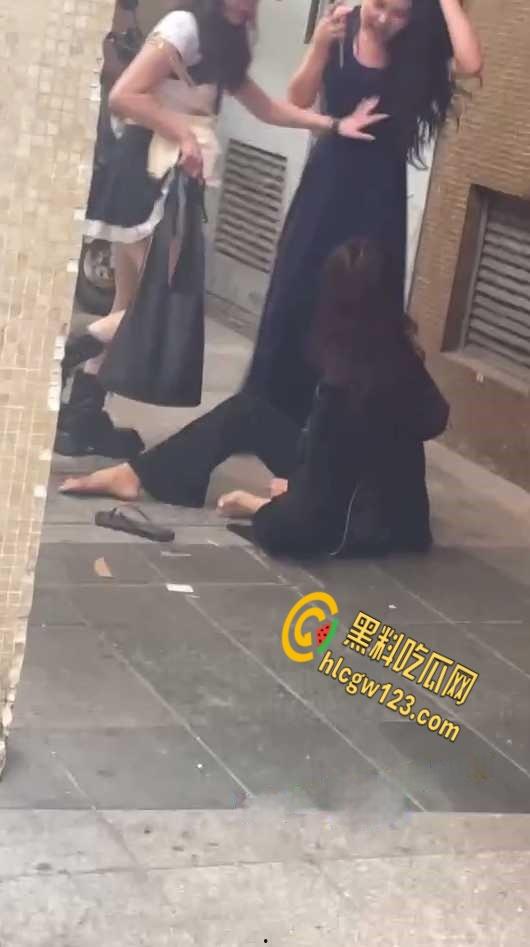 两集美醉酒后撒泼在大街上，撕扯露出大半个奶子，是提前商量好的还是不 小心的？-7