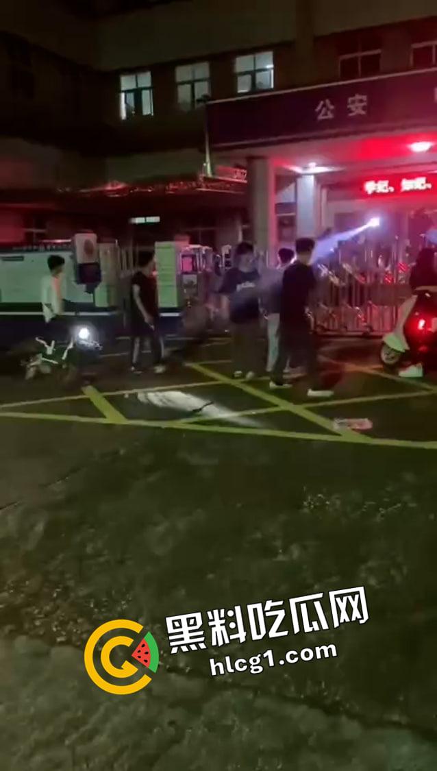 广州精神小伙警察局堵着警察打 倒反天罡 广州精神小伙上大分 快手被删视频流出-2