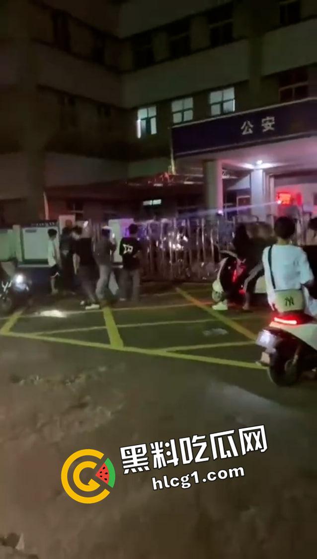 广州精神小伙警察局堵着警察打 倒反天罡 广州精神小伙上大分 快手被删视频流出-3