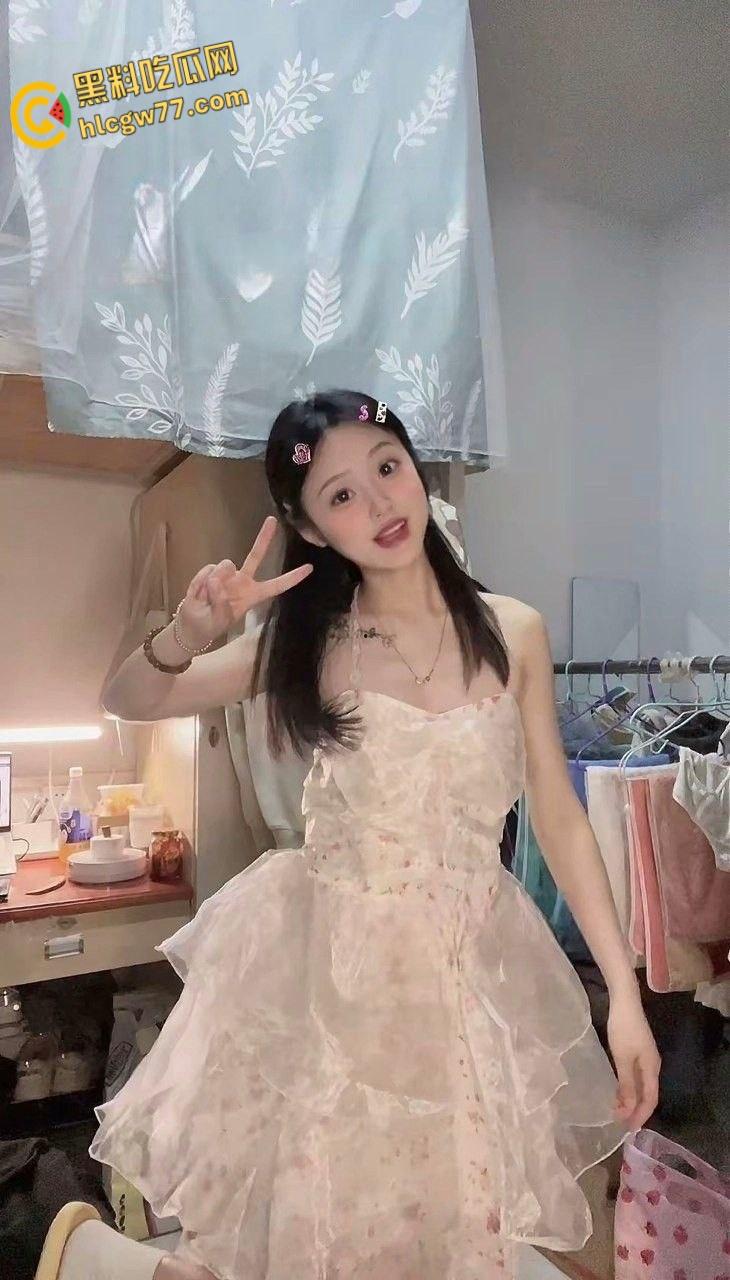 清纯短裙萌妹秒变反差淫娃！情趣内衣裹美乳，超神口活口爆狂喷，啪啪高潮爽到炸裂！-1