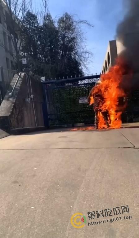 美国空军在以色列大使馆前自焚！临死前高呼不做种族灭绝的同谋 是英雄还是极端分子？-6