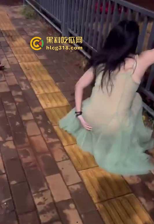 低俗直播PK惩罚,女主播输了被男助手的用皮带疯狂抽打屁股,感觉连吃奶的劲都使出来了,看着都疼!-6