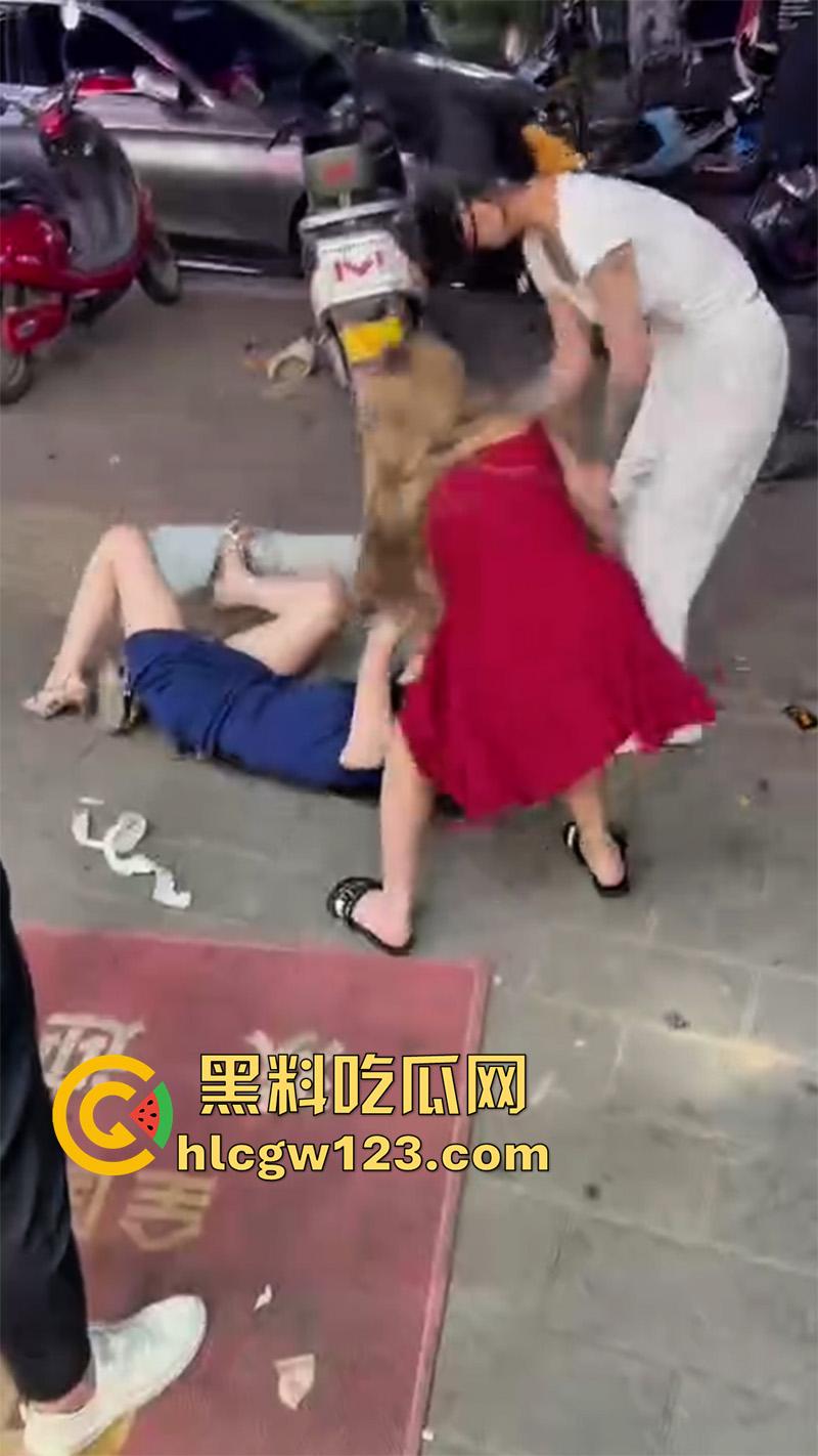 河南街拍女人打架,俩连衣裙性感闺蜜骚鸡,因客人大打出手,当街殴打对骂一群男人围观-5
