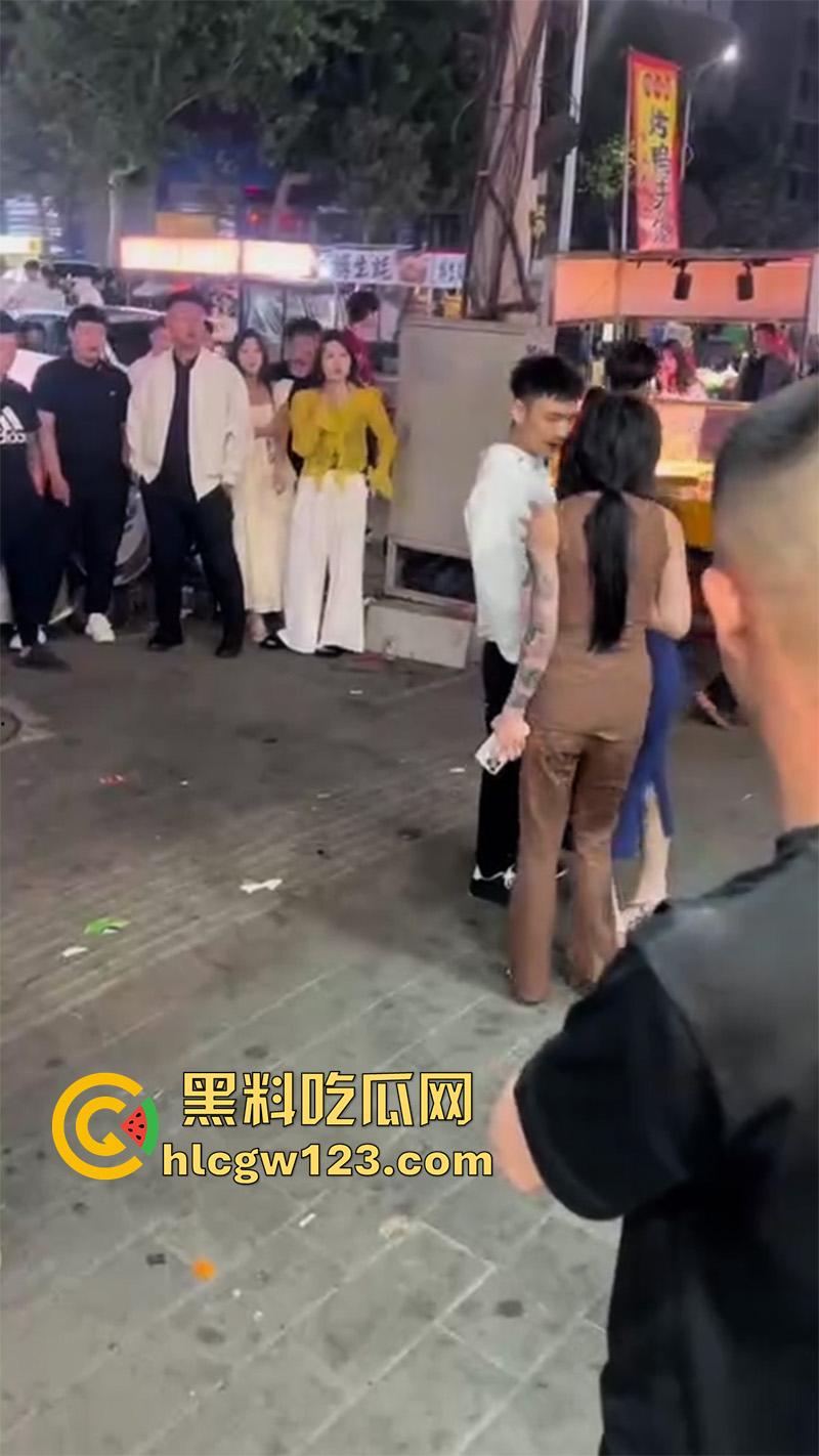 河南街拍女人打架,俩连衣裙性感闺蜜骚鸡,因客人大打出手,当街殴打对骂一群男人围观-7