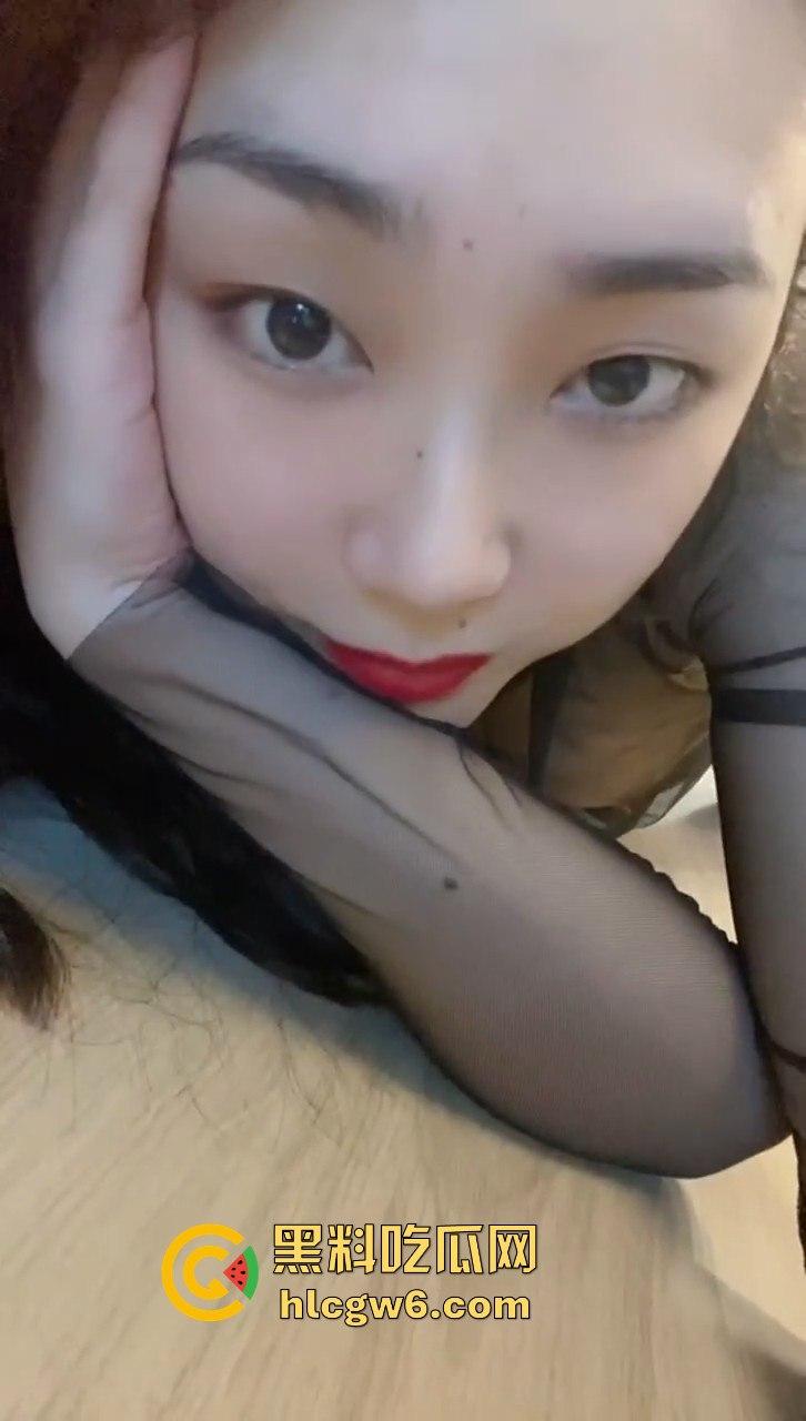 成都少妇【陈小艺】给老公戴绿帽 穿透视装给情妇发自慰视频 还接受主人调教 独家爆料！-2