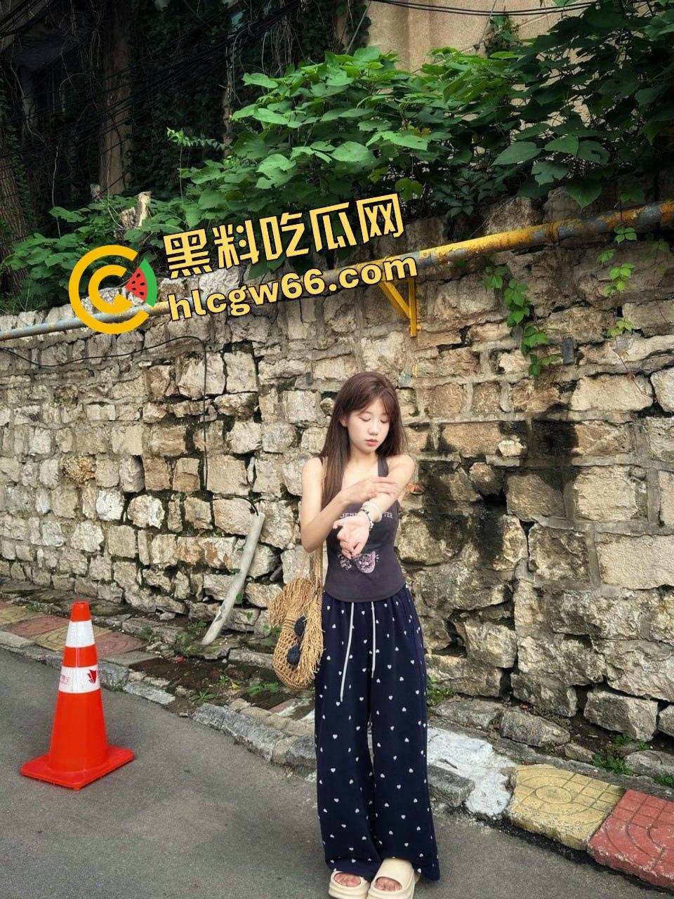 徐州性瘾女『习苗苗』逼里射完还嫌不够，还留着精液就找炮友开房，肥臀奶摇骚逼滴水！-1