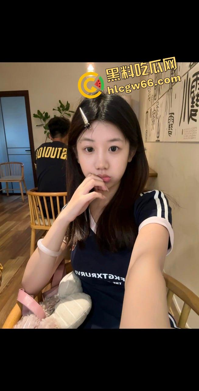 徐州性瘾女『习苗苗』逼里射完还嫌不够，还留着精液就找炮友开房，肥臀奶摇骚逼滴水！-2