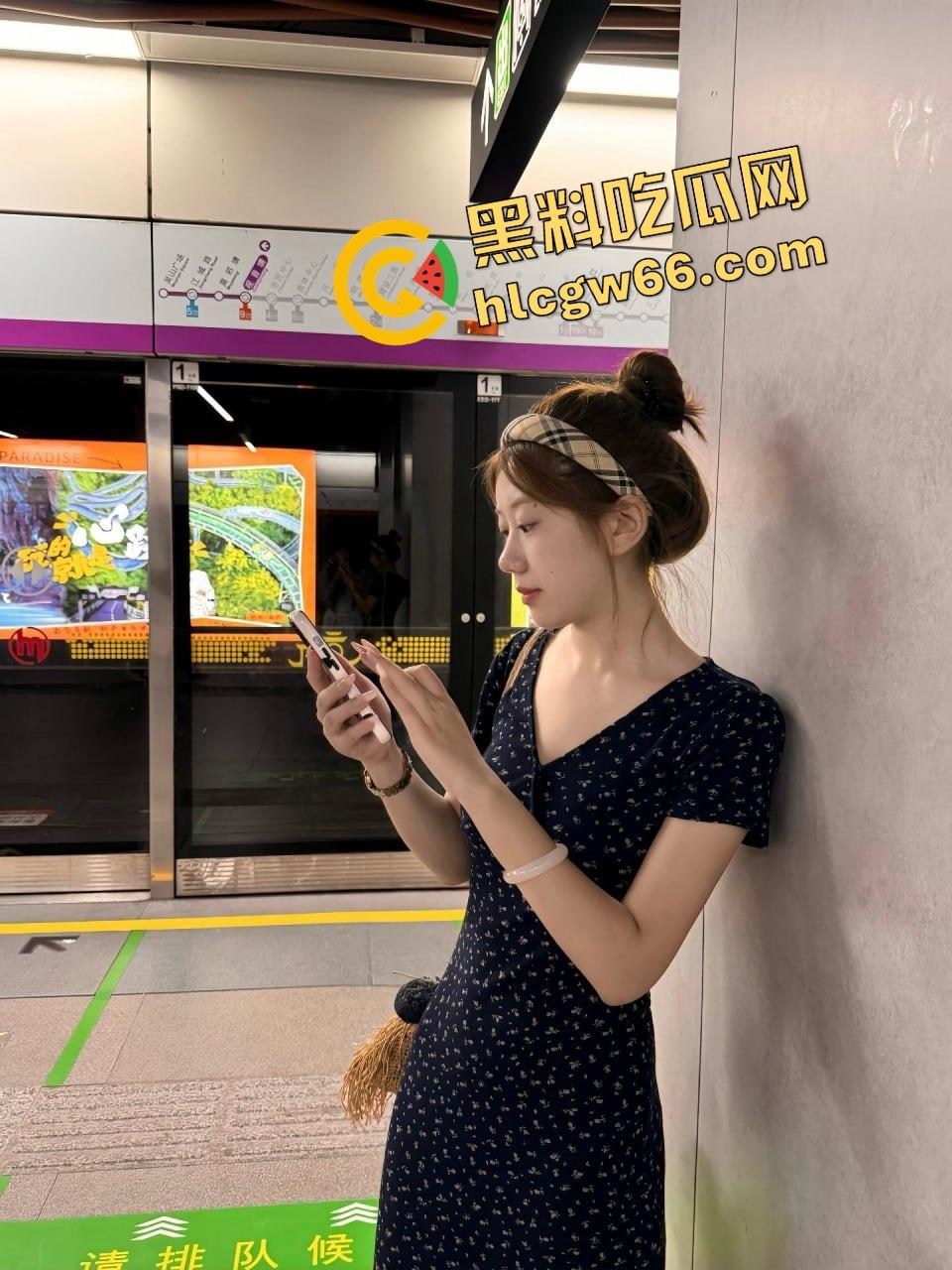 徐州性瘾女『习苗苗』逼里射完还嫌不够，还留着精液就找炮友开房，肥臀奶摇骚逼滴水！-3